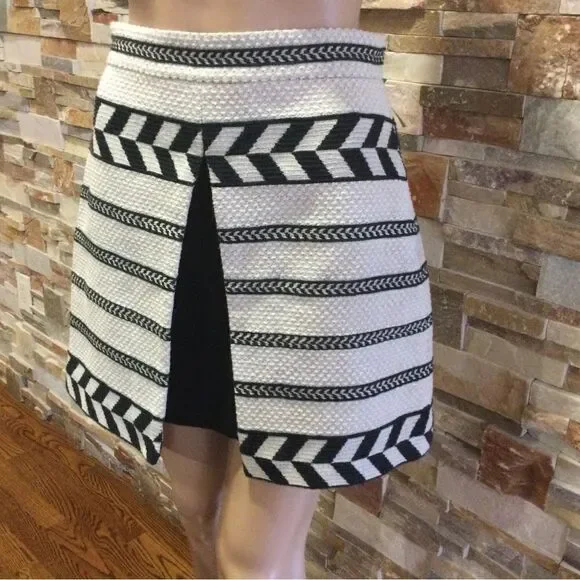 ALICE + OLIVIA Daysi A-Line Jacquard Aztec Print Mini Skirt - Picture 2 of 9